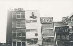 861757 Gezicht op de bovenste gedeelten van de voorgevels van de panden Vredenburg 24 (schoenwinkel Van Haren)-lager in ...